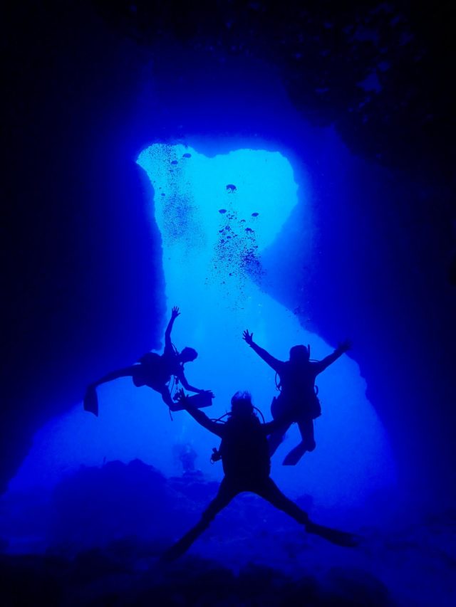 【宮古島といえば地形ダイビング🤩】

2026年もぜひ、宮古島の海へ潜りに来てくださーい！😃

感動いっぱいの地形ダイビングが皆さんを待ってますよー！☺️✨

—————————————
ライセンス講習🤿
⛄️早割キャンペーン開催中⛄️
⁡
公式LINE・お電話☎️:0980-76-3850
DM💌にてお問い合わせください❣️
-————————————
今日の気温🌡️ 23℃
今日の水温🪼 15℃
今日の海🏖️:下地エリア🐟
①女王の部屋
②サンゴホール
③中の島チャネル

#ダイバーが見る景色　が待ってます😍
#宮古島 #ダイビング #中の島ホール#地形